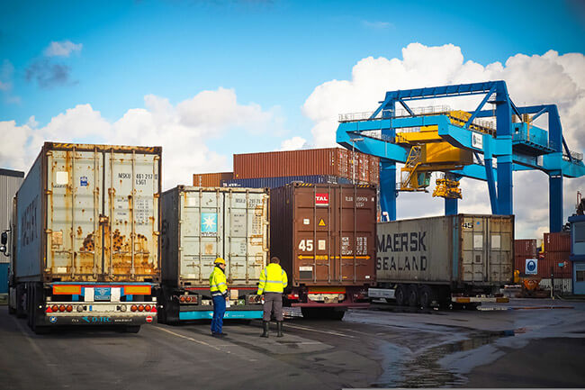 2ST logistics Containerverladung am Seehafen